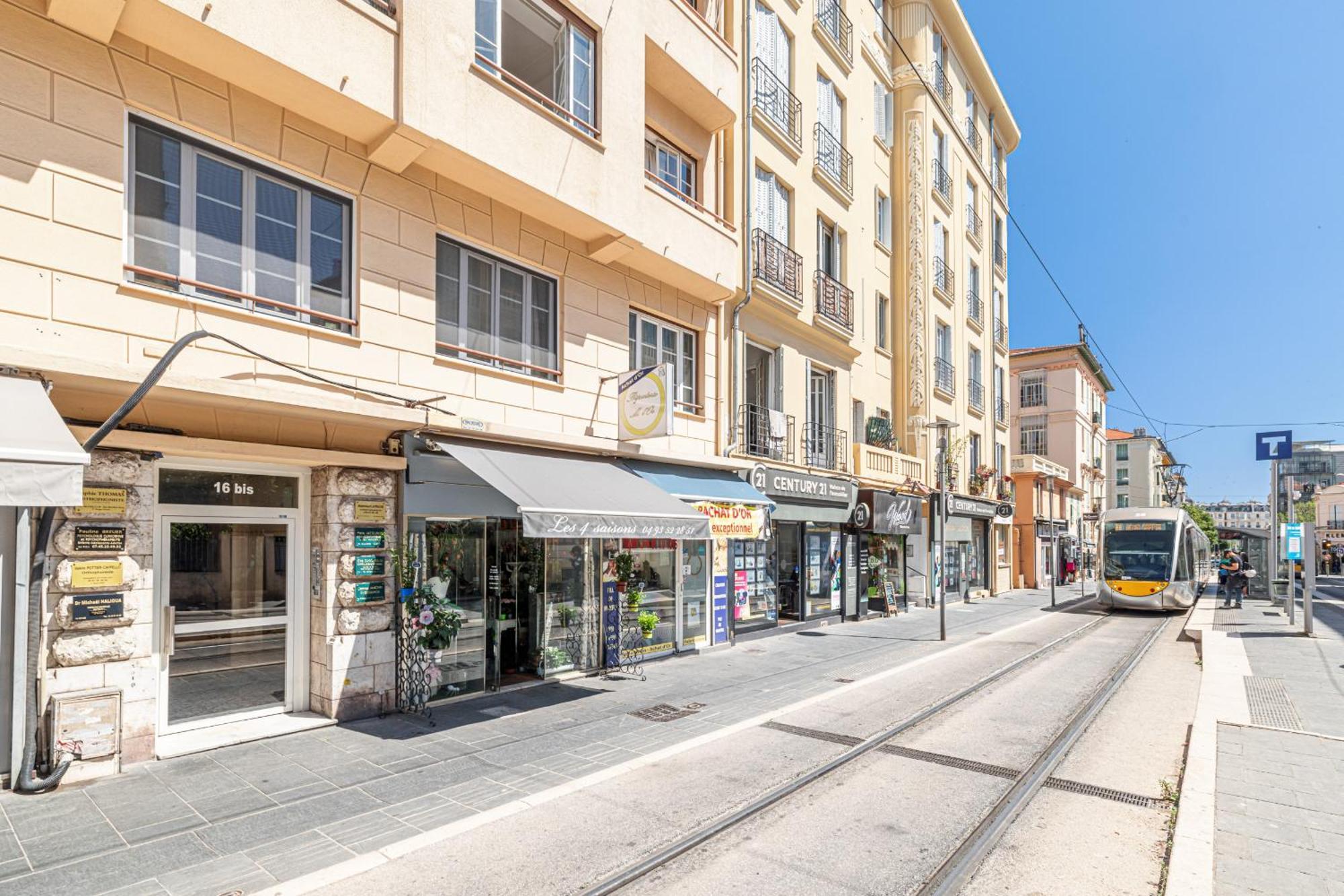 Large & Quiet 1 Bdr Downtown
