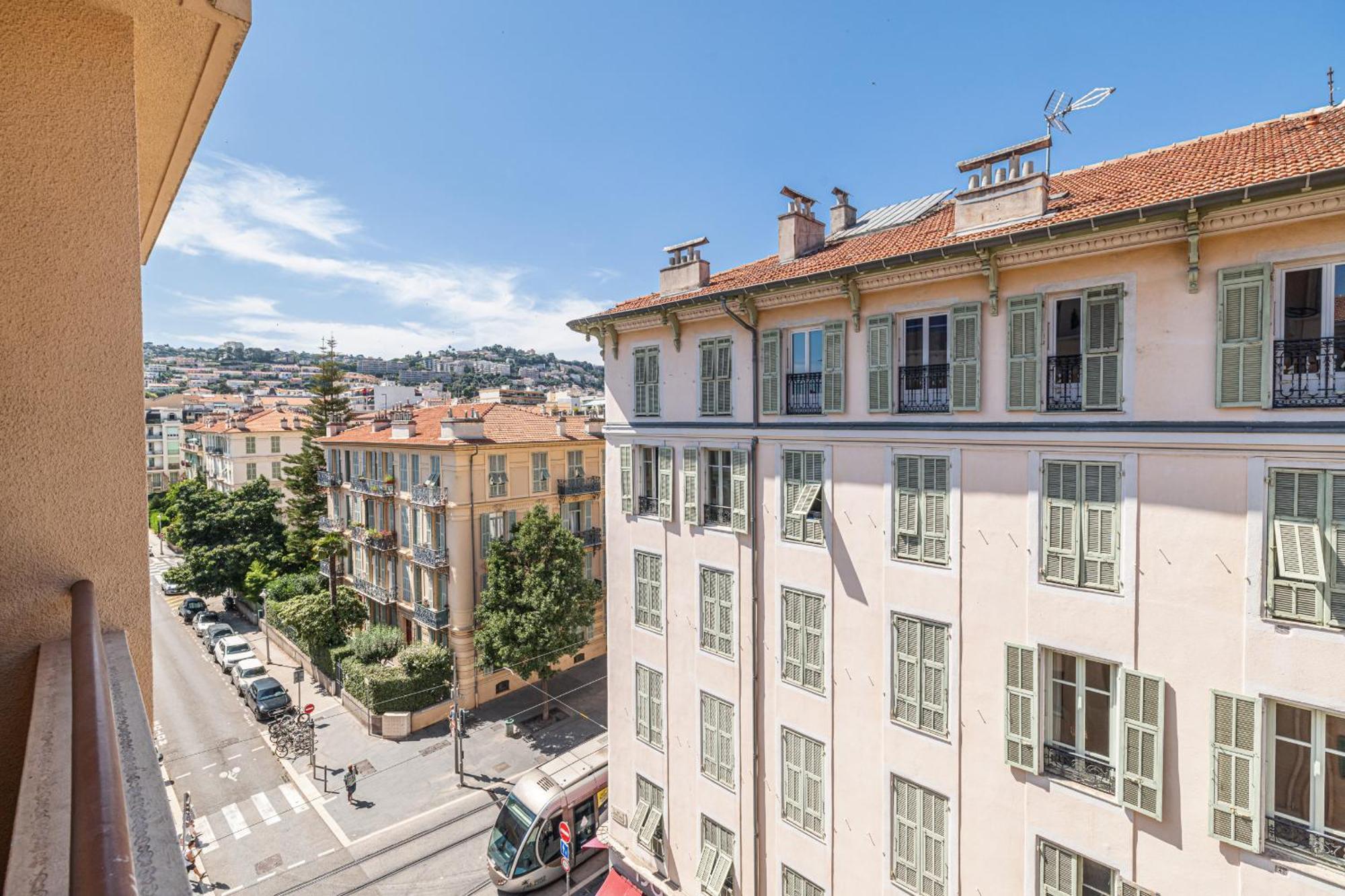 Large & Quiet 1 Bdr Downtown Nizza
