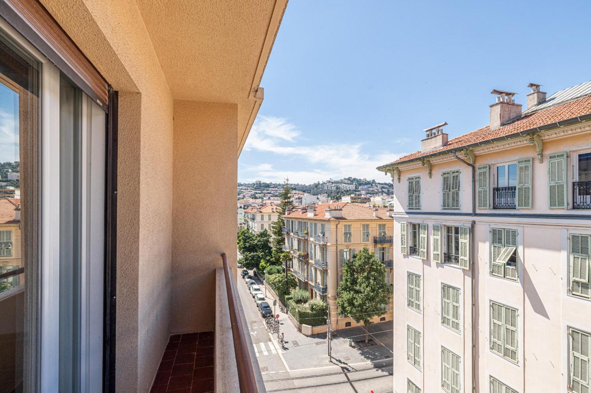 Large & Quiet 1 Bdr Downtown *
