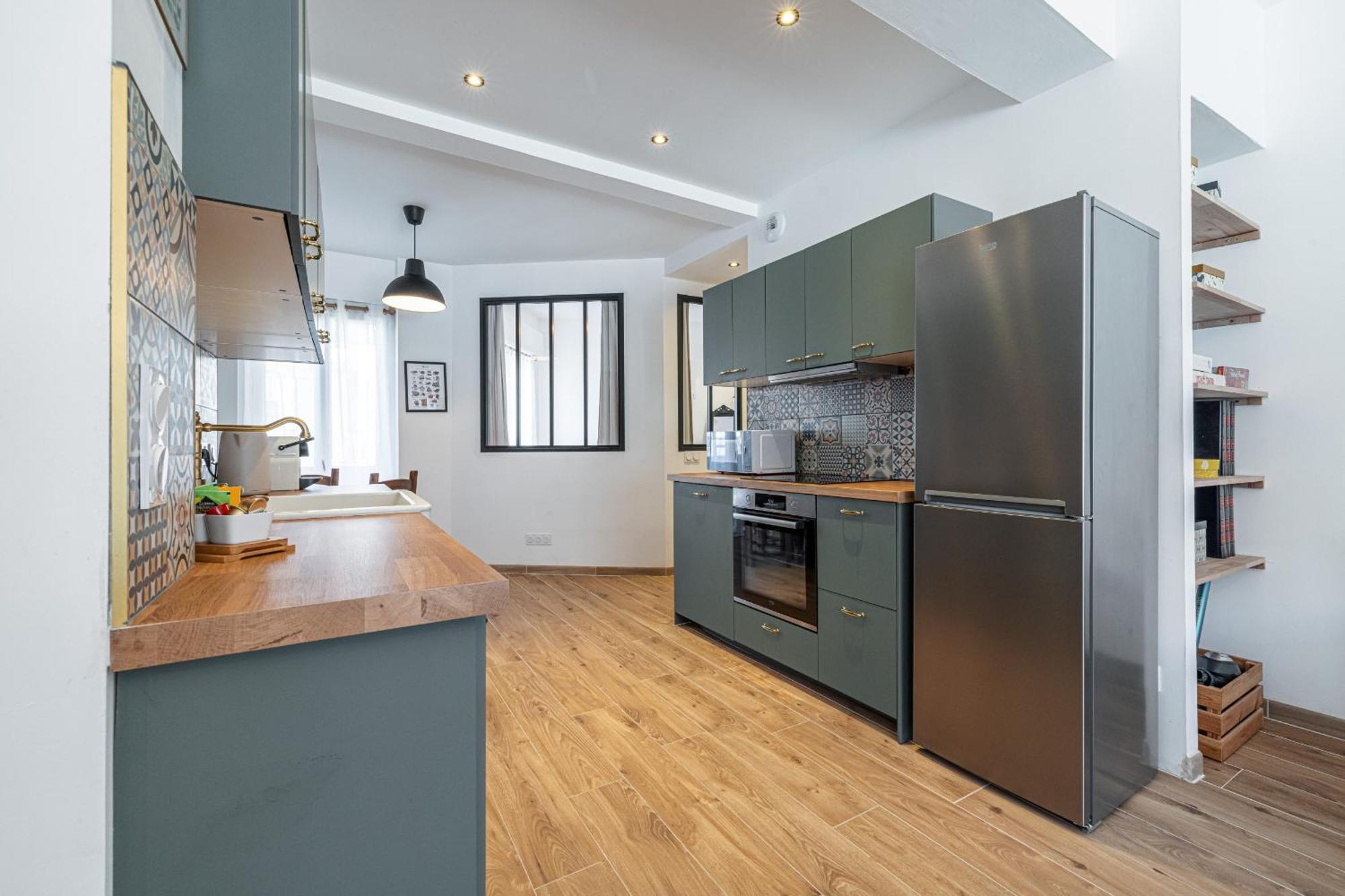 Large & Quiet 1 Bdr Downtown Apartment *