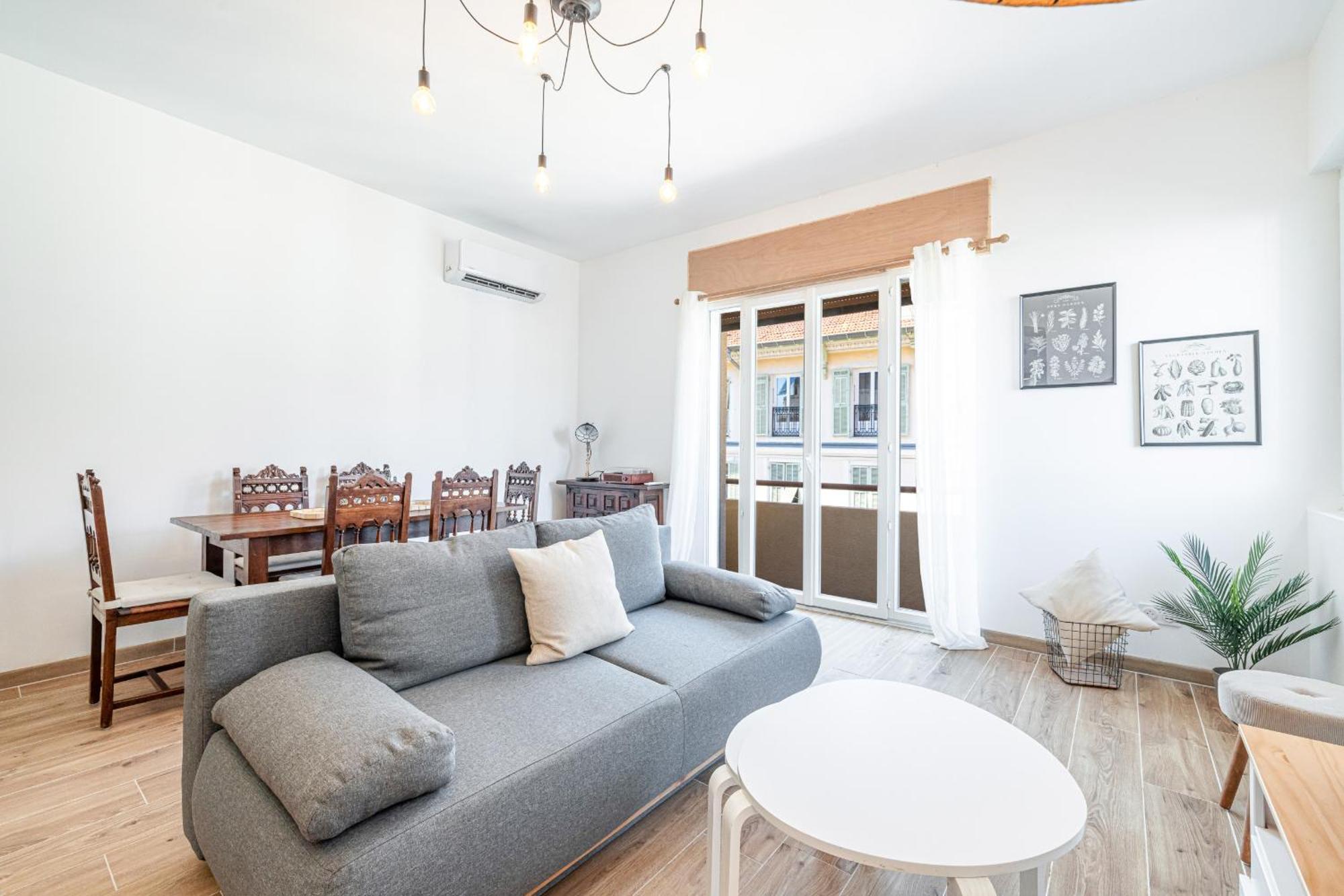 Large & Quiet 1 Bdr Downtown *