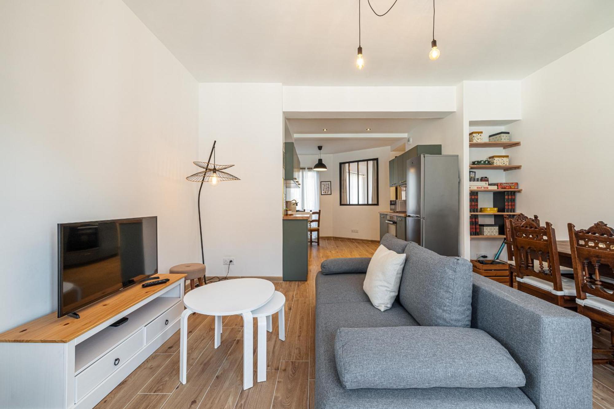 Large & Quiet 1 Bdr Downtown *