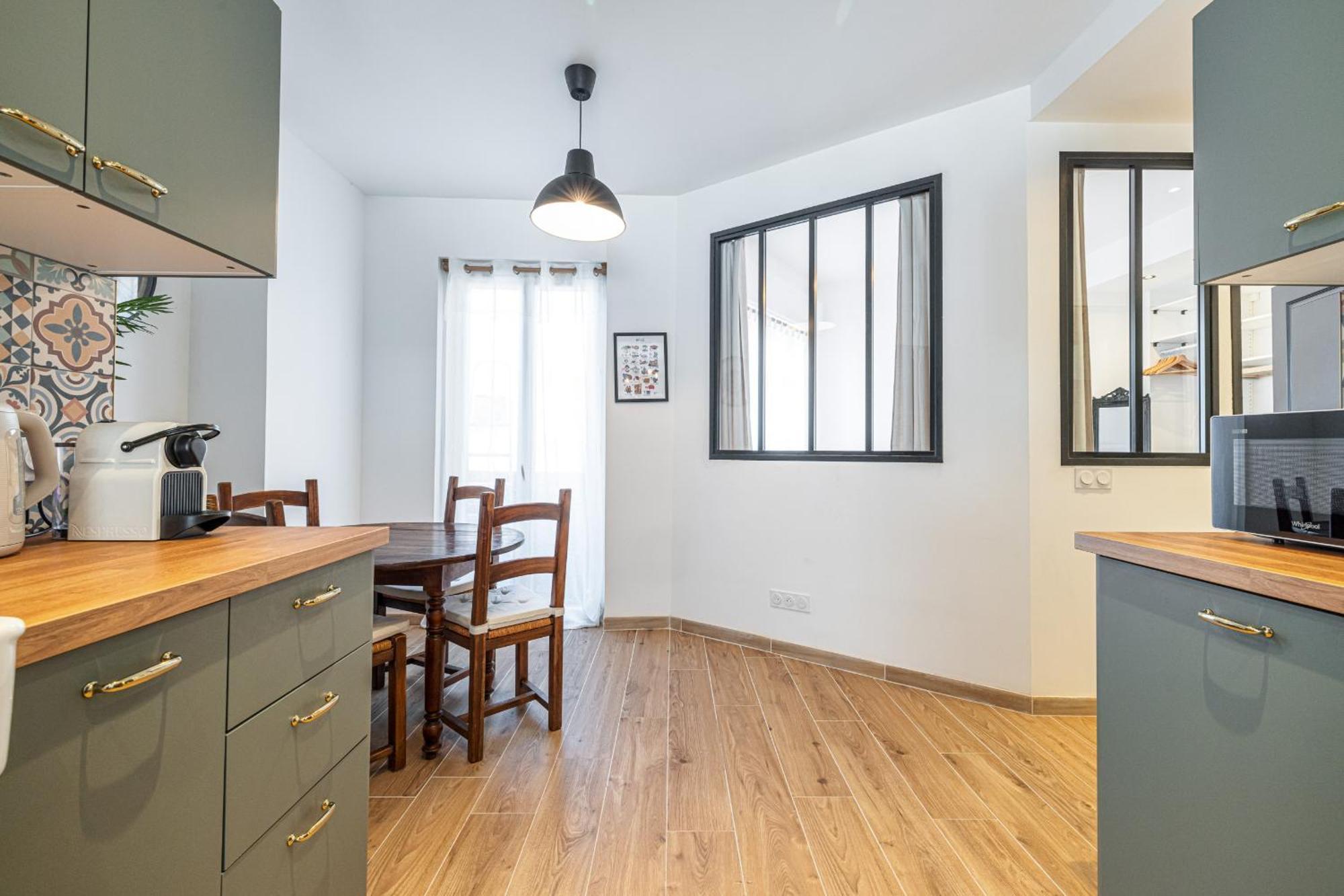 Large & Quiet 1 Bdr Downtown Apartment